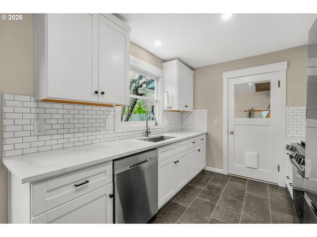 5921 Sw 45TH Ave, Portland, OR 97221