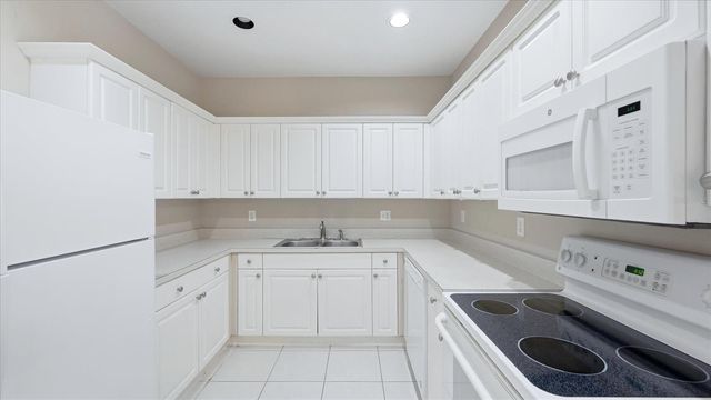 3958 MEDITERRANEA CIRCLE 411, Sarasota, FL 34233