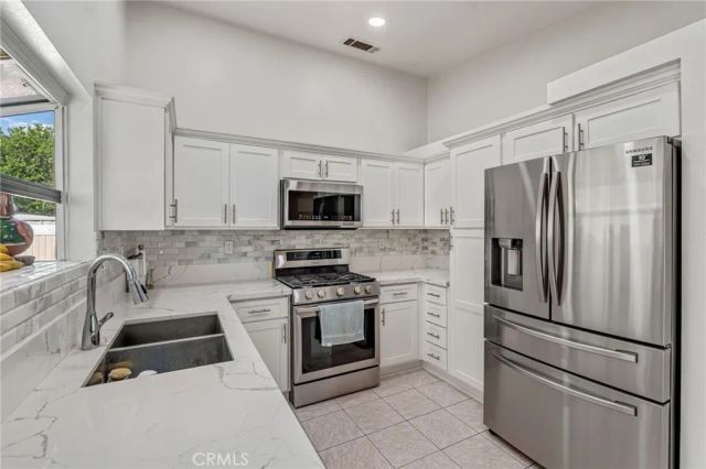 569 Award Drive, Colton, CA 92324