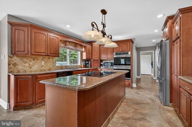 6 LA RUE LN, Medford, NJ 08055
