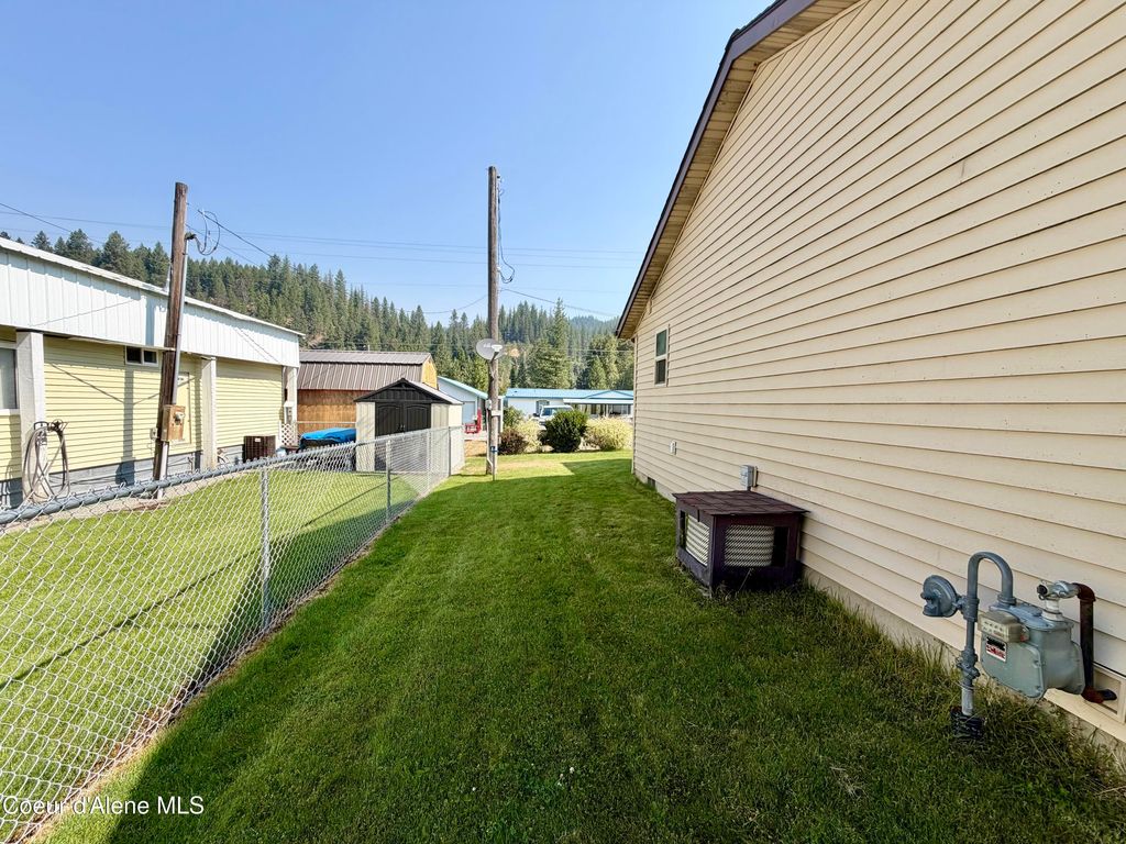 520 W Yellowstone Ave, Osburn, ID 83849 photo 4