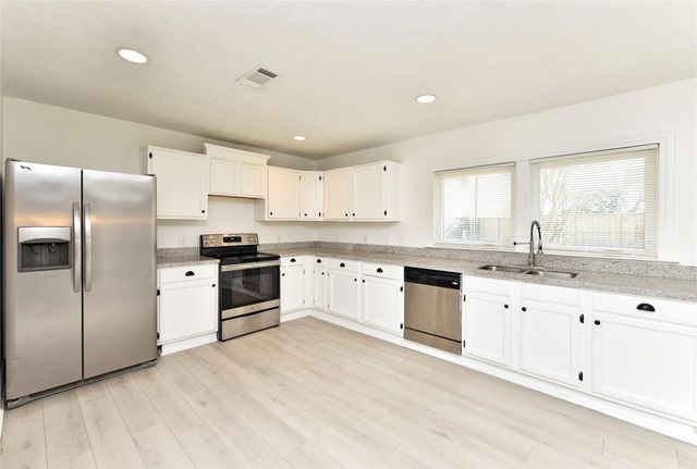 2207 Woodglen Drive, Missouri City, TX 77489