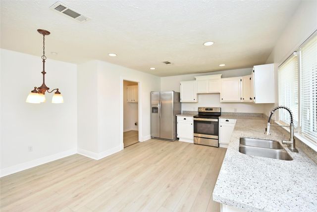 2207 Woodglen Drive, Missouri City, TX 77489