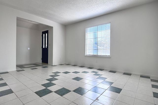 1910 E Eclipse Avenue, Fresno, CA 93720