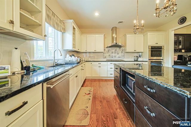 290 McCloud Drive, Fort Lee, NJ 07024