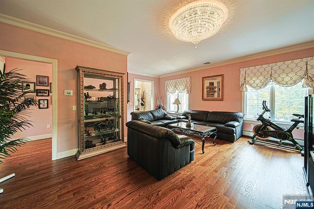 290 McCloud Drive, Fort Lee, NJ 07024
