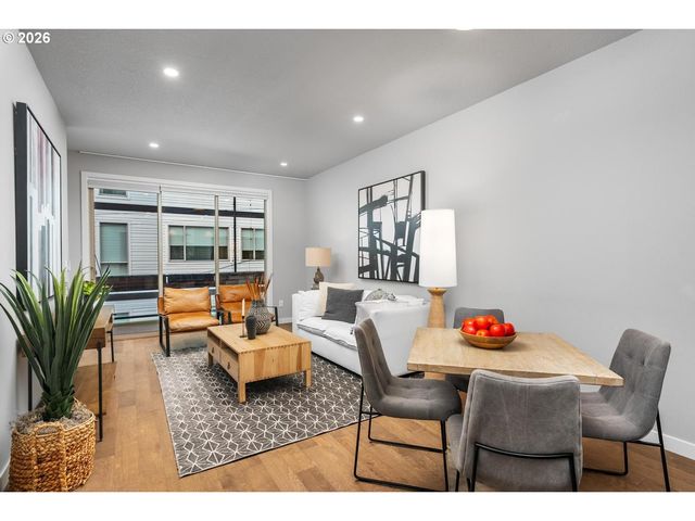 961 N SKIDMORE St, Portland, OR 97217