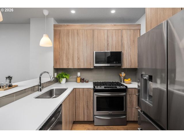 961 N SKIDMORE St, Portland, OR 97217