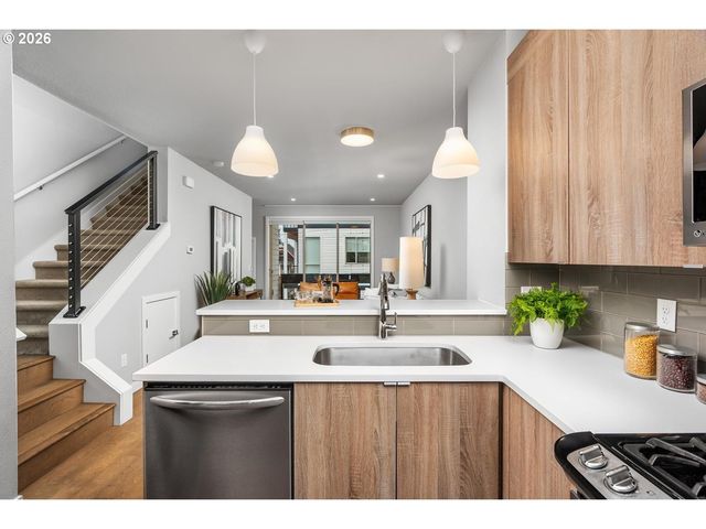 961 N SKIDMORE St, Portland, OR 97217