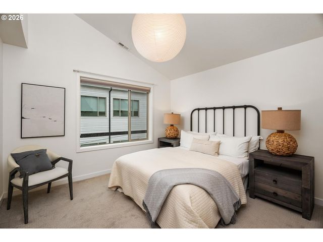 961 N SKIDMORE St, Portland, OR 97217