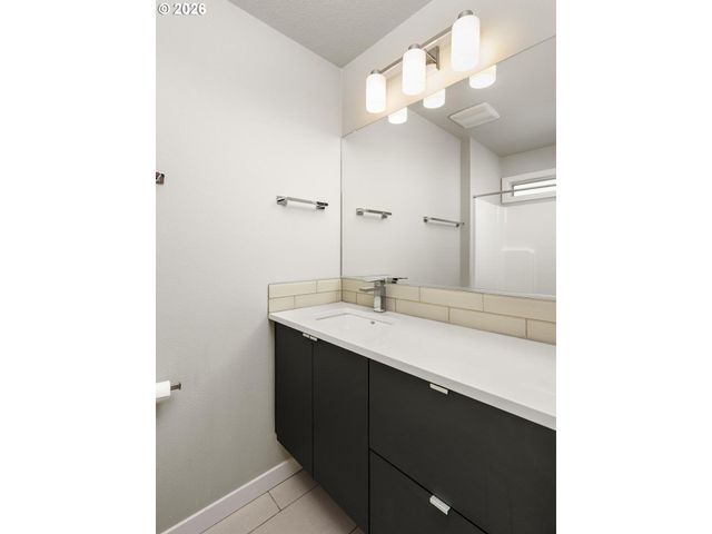 961 N SKIDMORE St, Portland, OR 97217