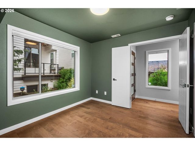 961 N SKIDMORE St, Portland, OR 97217