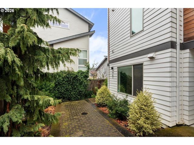 961 N SKIDMORE St, Portland, OR 97217