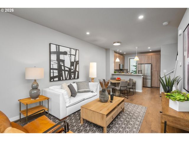 961 N SKIDMORE St, Portland, OR 97217