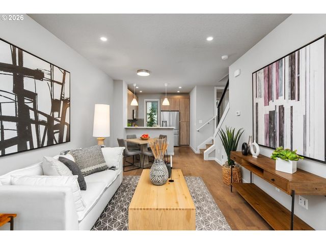 961 N SKIDMORE St, Portland, OR 97217