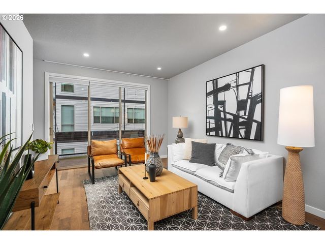 961 N SKIDMORE St, Portland, OR 97217