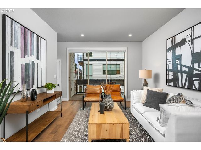 961 N SKIDMORE St, Portland, OR 97217