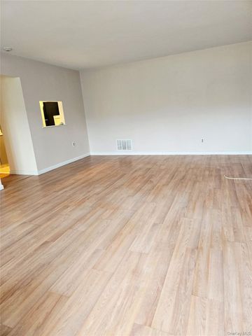 7 Boulder 7, Coram, NY 11727