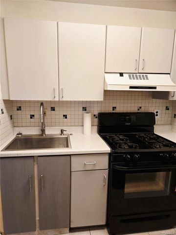 7 Boulder 7, Coram, NY 11727