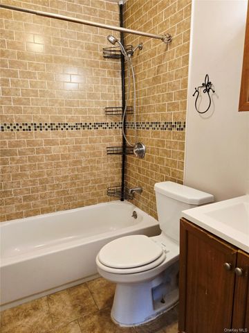 7 Boulder 7, Coram, NY 11727