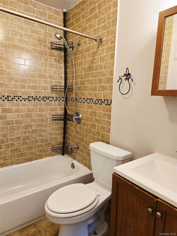 7 Boulder 7, Coram, NY 11727