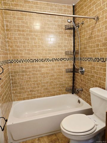 7 Boulder 7, Coram, NY 11727