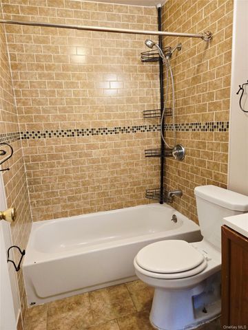 7 Boulder 7, Coram, NY 11727