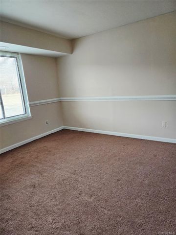 7 Boulder 7, Coram, NY 11727