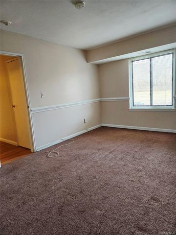 7 Boulder 7, Coram, NY 11727