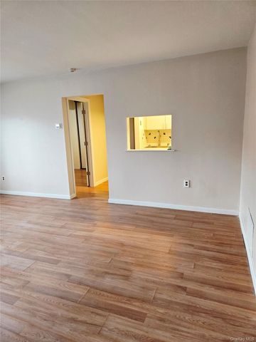 7 Boulder 7, Coram, NY 11727