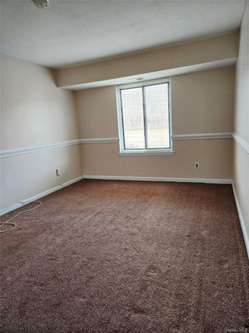 7 Boulder 7, Coram, NY 11727