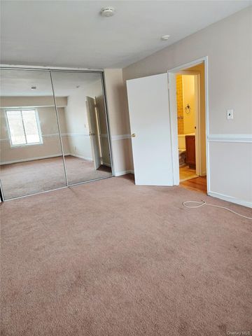 7 Boulder 7, Coram, NY 11727