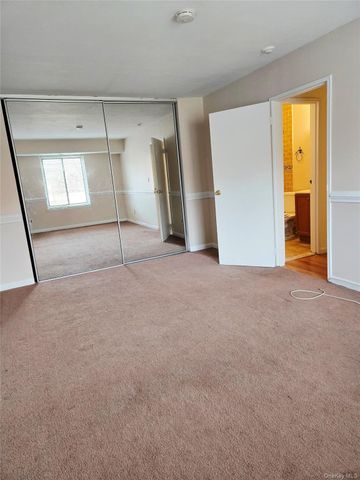 7 Boulder 7, Coram, NY 11727