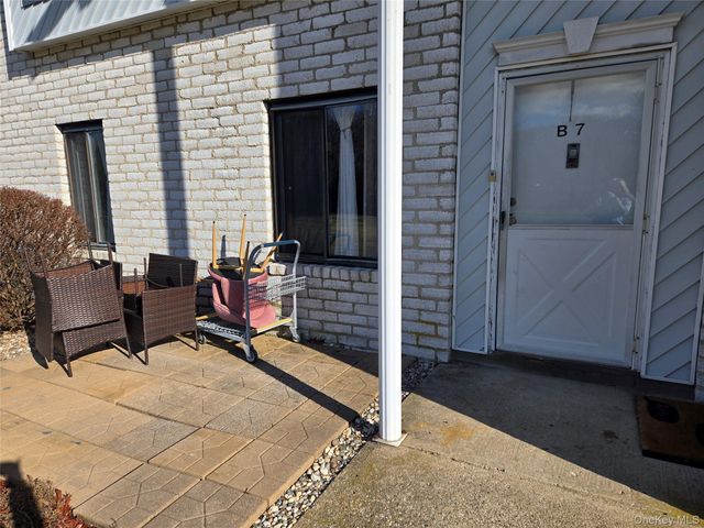 7 Boulder 7, Coram, NY 11727