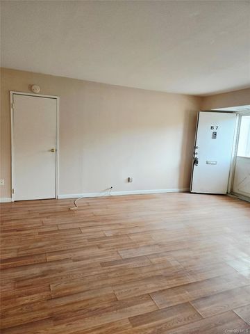 7 Boulder 7, Coram, NY 11727