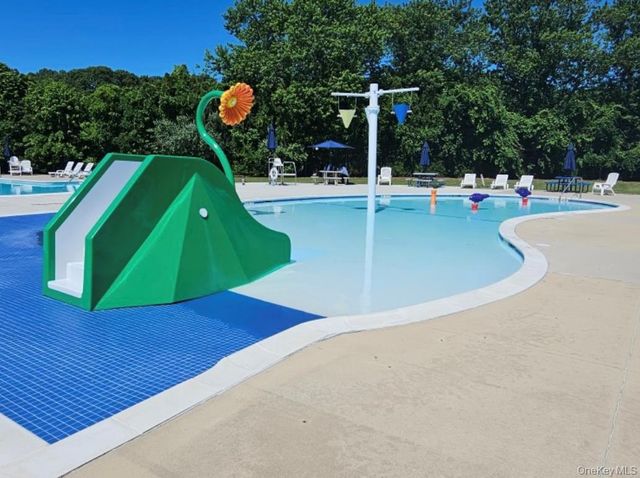 7 Boulder 7, Coram, NY 11727