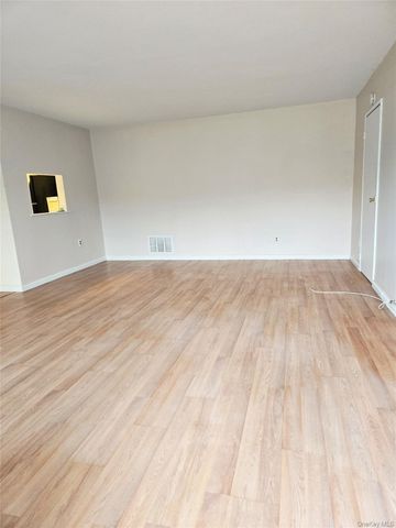 7 Boulder 7, Coram, NY 11727