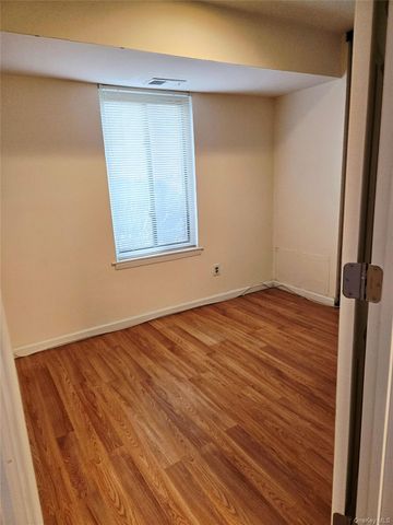 7 Boulder 7, Coram, NY 11727