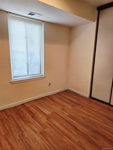 7 Boulder 7, Coram, NY 11727