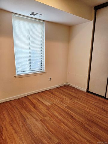 7 Boulder 7, Coram, NY 11727