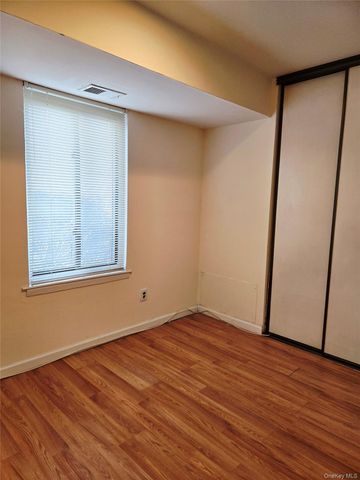 7 Boulder 7, Coram, NY 11727