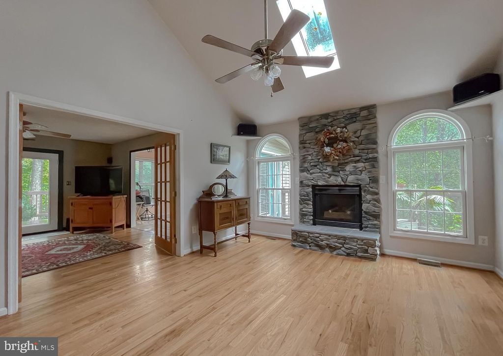 Image 11 of property listing at 5862 MAGNOLIA CIR, St Leonard, MD 20685