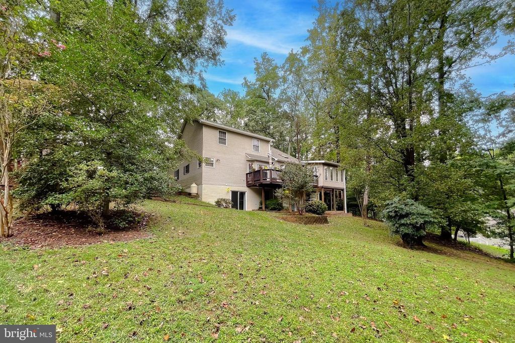 Image 5 of property listing at 5862 MAGNOLIA CIR, St Leonard, MD 20685