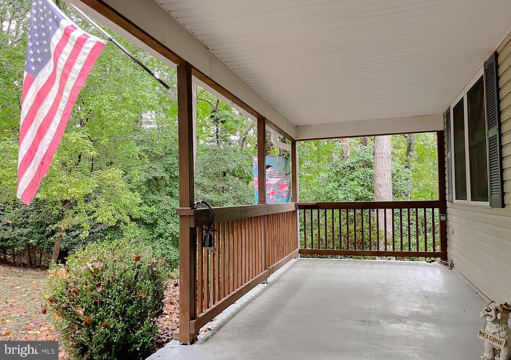 Image 8 of property listing at 5862 MAGNOLIA CIR, St Leonard, MD 20685