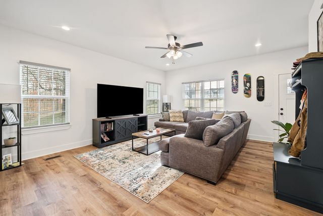 1160 Jonathan Ln, Springfield, TN 37172