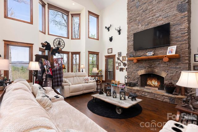 716 Peppervine Circle, Brevard, NC 28712
