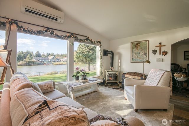 292 NE Pearsall Street, Ocean Shores, WA 98569