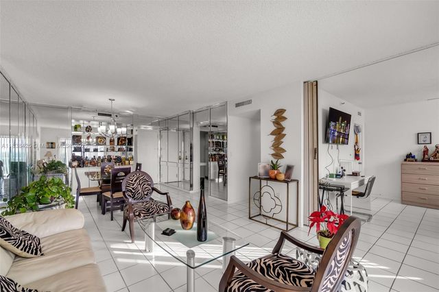 4001 Hillcrest Dr 812, Hollywood, FL 33021