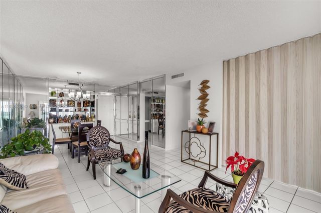 4001 Hillcrest Dr 812, Hollywood, FL 33021