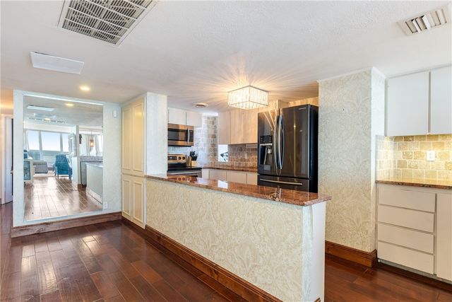 4302 Ocean Dr, Corpus Christi, TX 78412